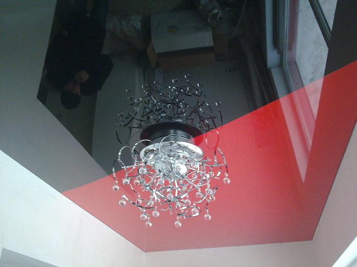 soffitto teso rosso e nero