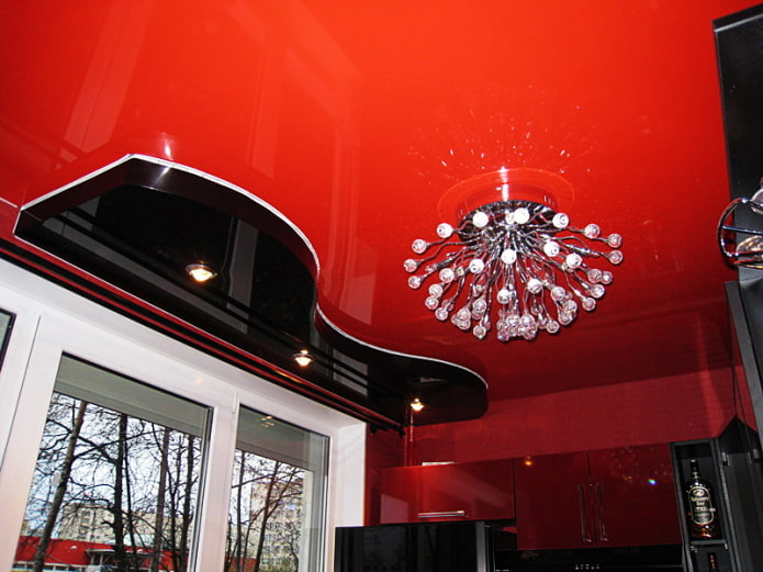 soffitto teso rosso e nero
