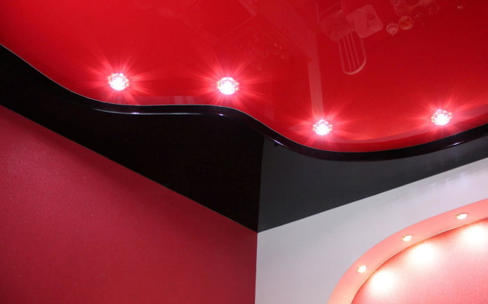 soffitto teso rosso e nero