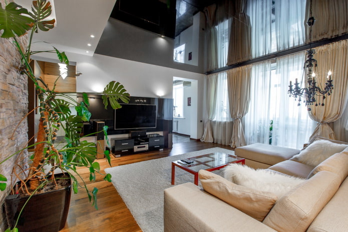 soffitto teso nero lucido nel soggiorno