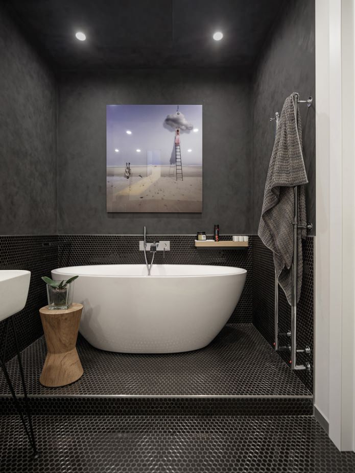 mosaico nero nel bagno