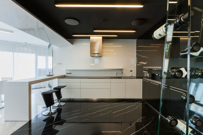 soffitto nero con lampade allungate