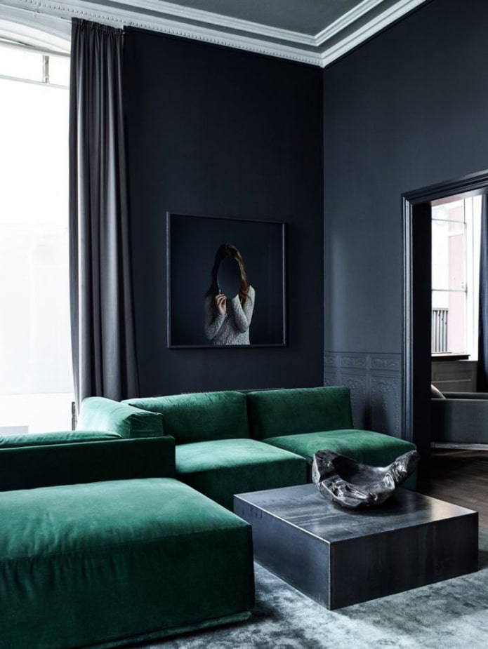 divano color smeraldo nel soggiorno