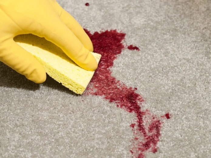 macchia di sangue sul tappeto