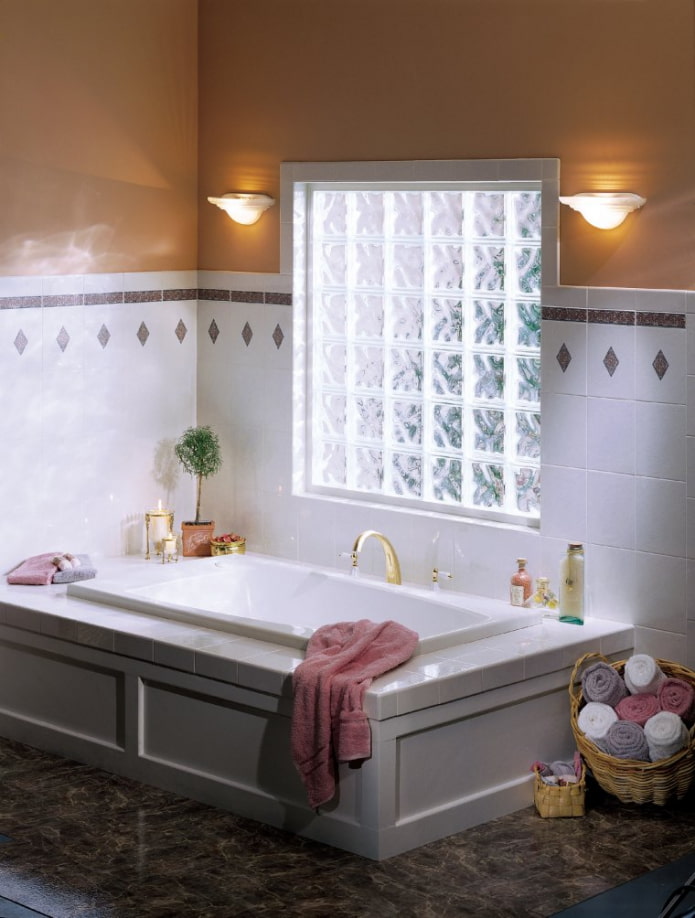 finestra in vetrocemento in bagno