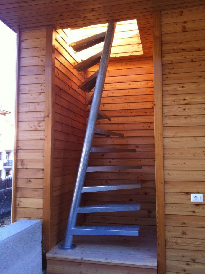 scala a chiocciola con gradino obliquo