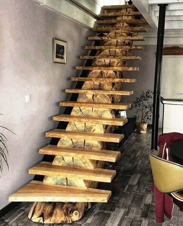 scale realizzate con tronchi tagliati a sega