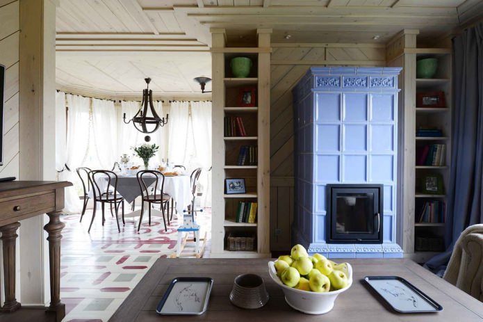 stufa in un interno di una casa di campagna