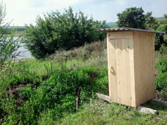 WC in legno in campagna