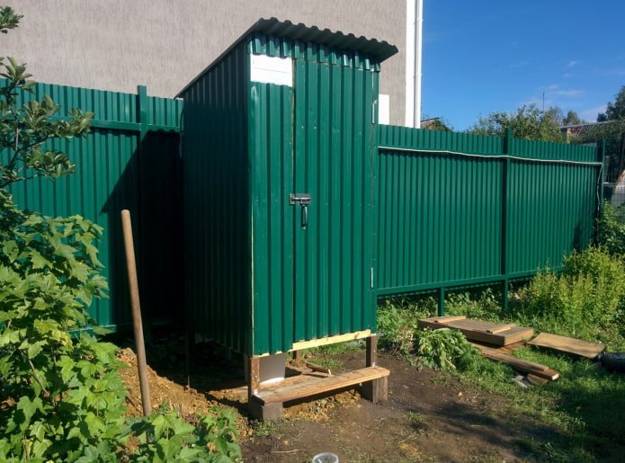 WC in lamiera ondulata verde
