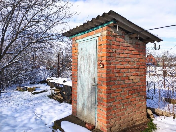 WC in mattoni in inverno