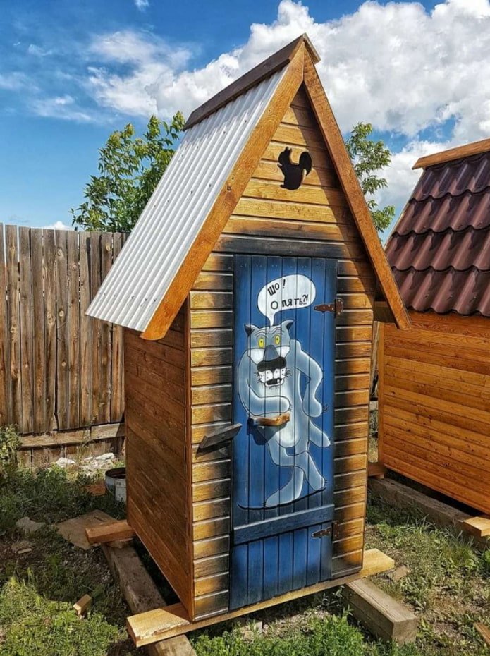 WC di campagna con un disegno