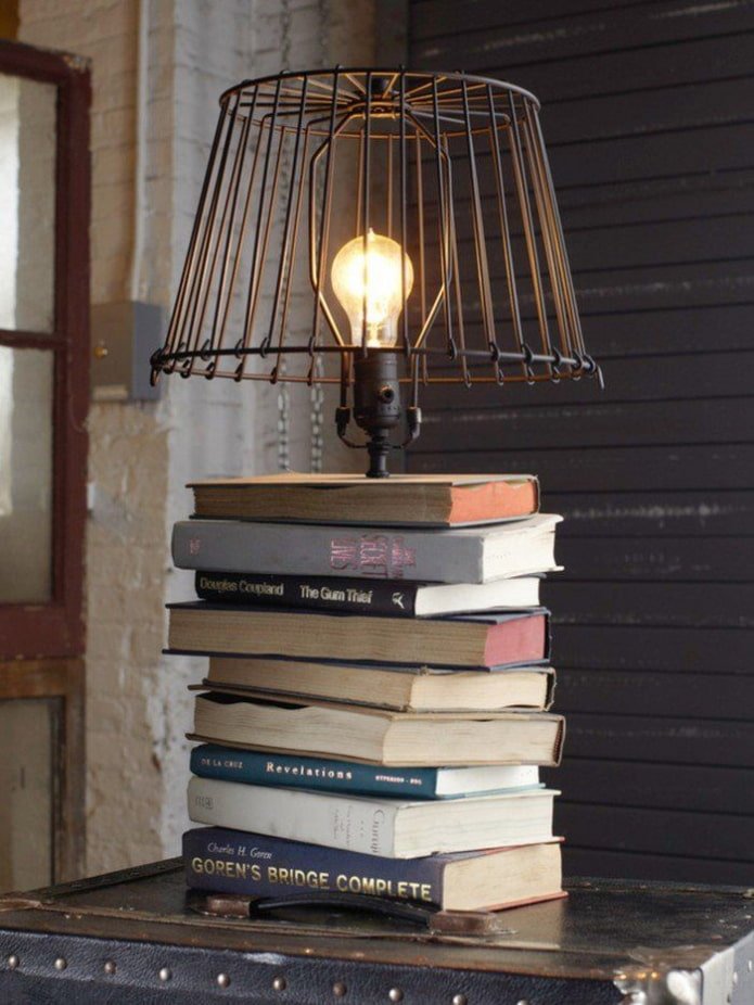 Lampada fatta di libri
