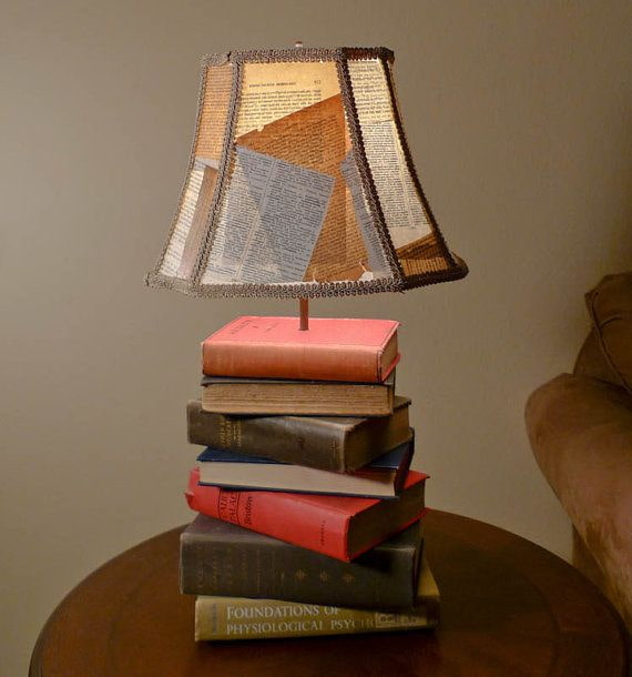 Decorazione della lampada con libri