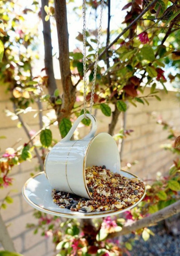 Tazza e piattino su un albero
