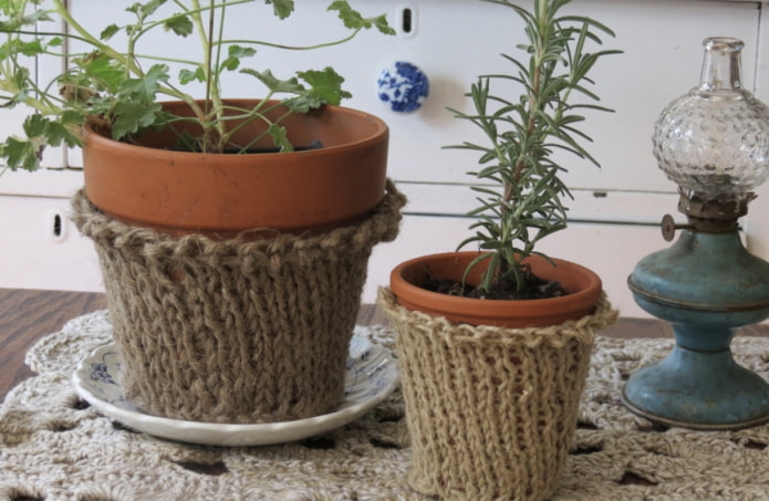 vaso con decorazioni a maglia