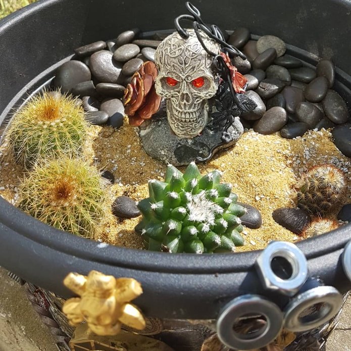 vaso con decorazioni steampunk