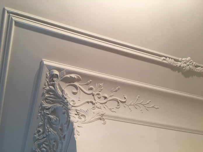 modanatura in stucco sul soffitto