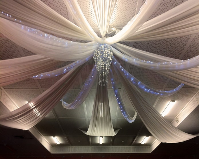 drappeggio in tessuto per soffitto