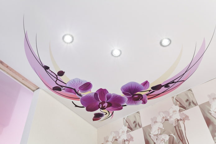 adesivo con fiori sul soffitto