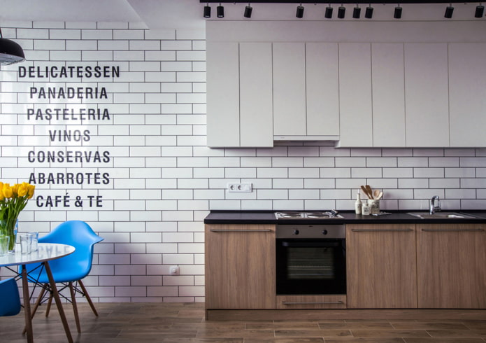 scritte sulla parete nell'interno della cucina