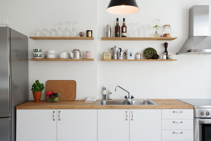 mensole aperte sulla parete in cucina