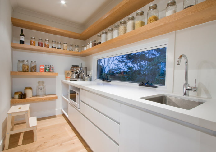 mensole aperte sulla parete in cucina