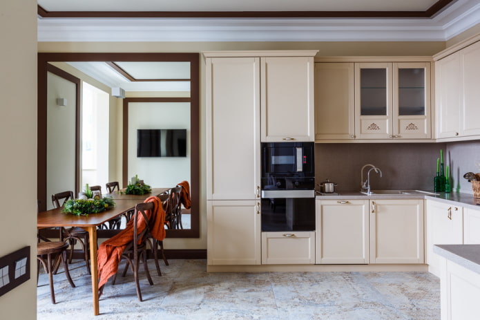specchio sul muro nell'interno della cucina