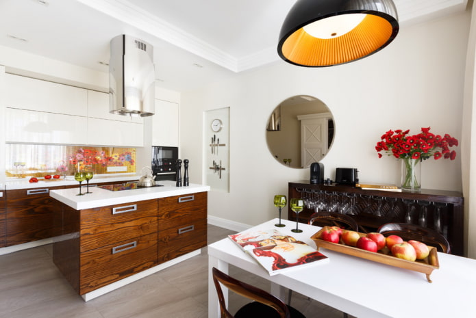 specchio sul muro nell'interno della cucina