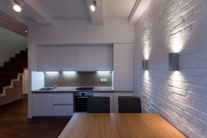 lampade sulla parete nell'interno della cucina