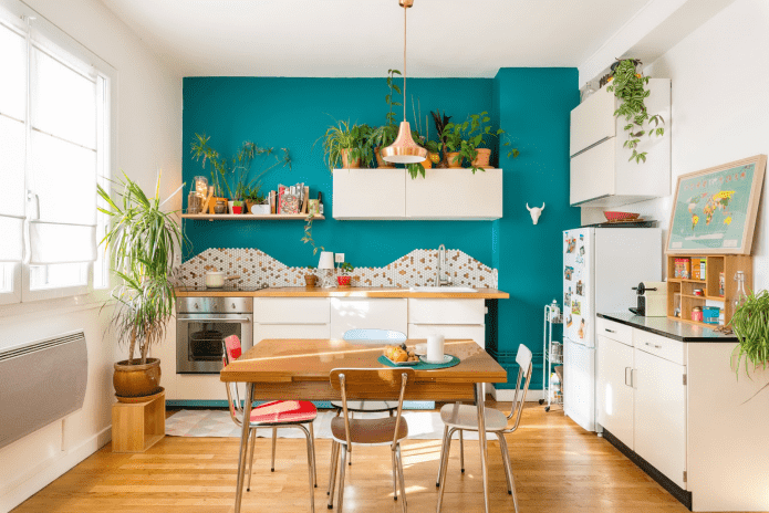 decorazione di una parete decorativa nell'interno della cucina