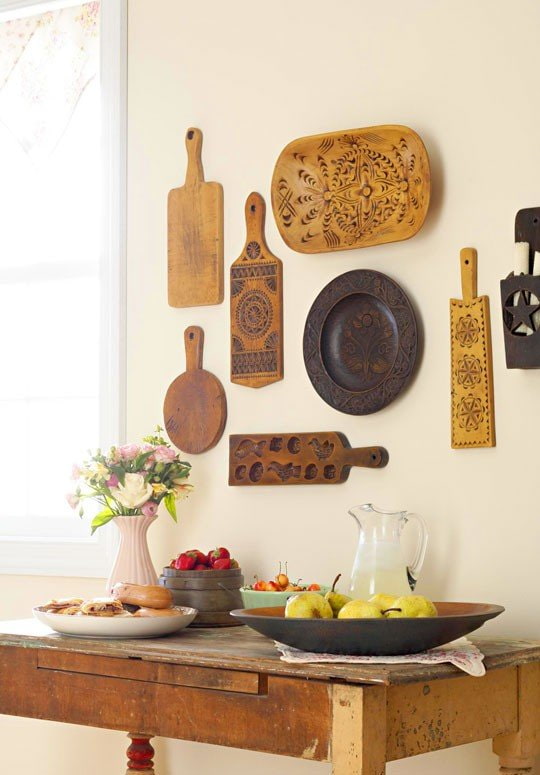 taglieri sulla parete della cucina