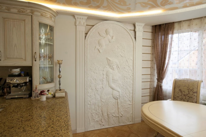 motivi in stucco sulla parete della cucina
