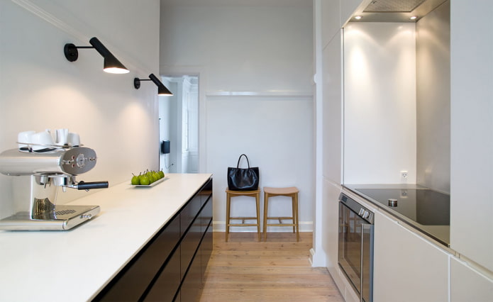 lampade sul parete nell'interno della cucina