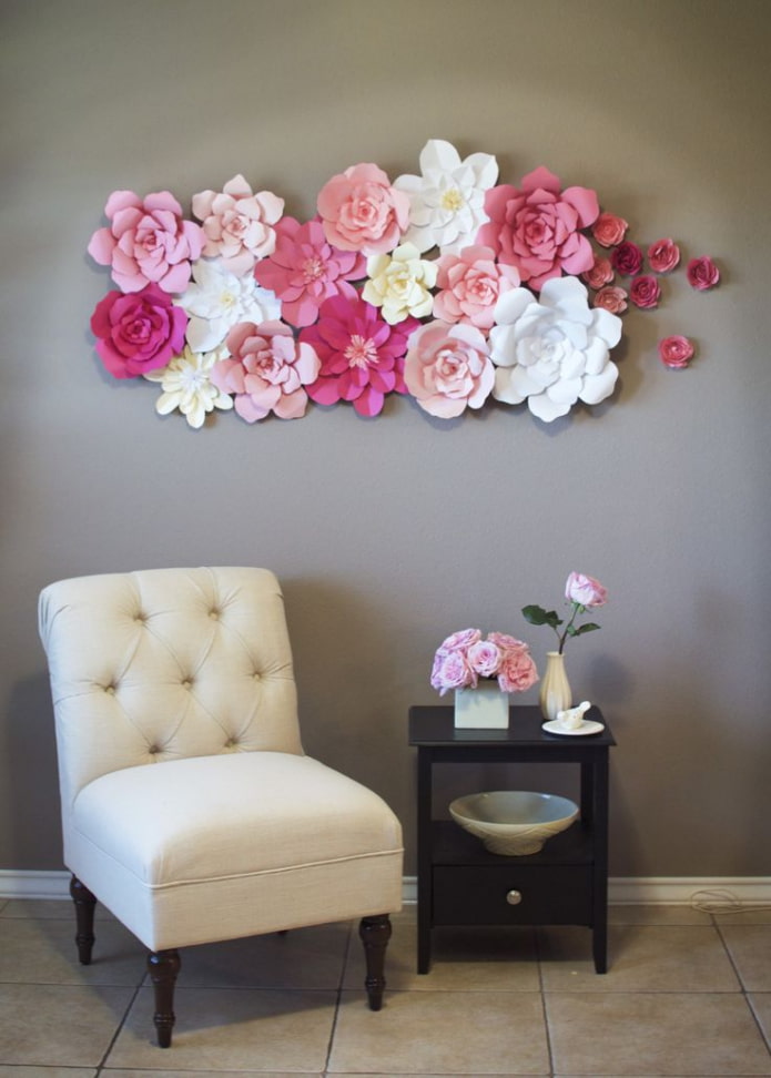 fiori di carta sul muro all'interno