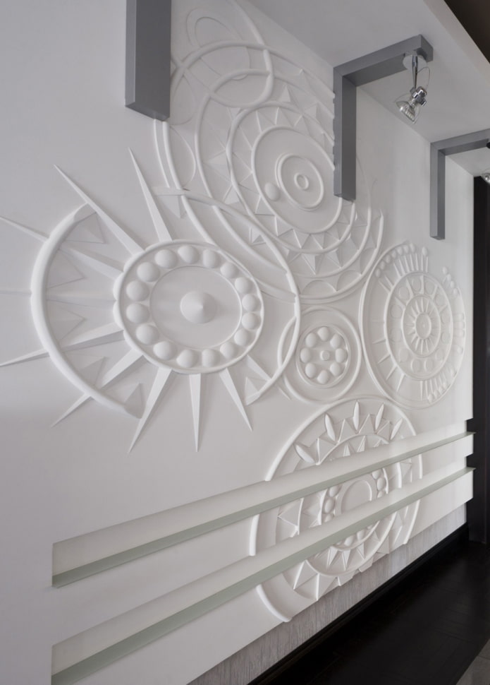 modanatura in stucco sulla parete nell'interno