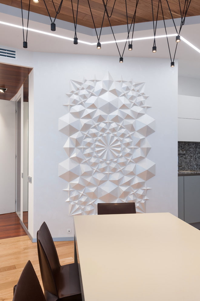 modanatura in stucco sul muro all'interno