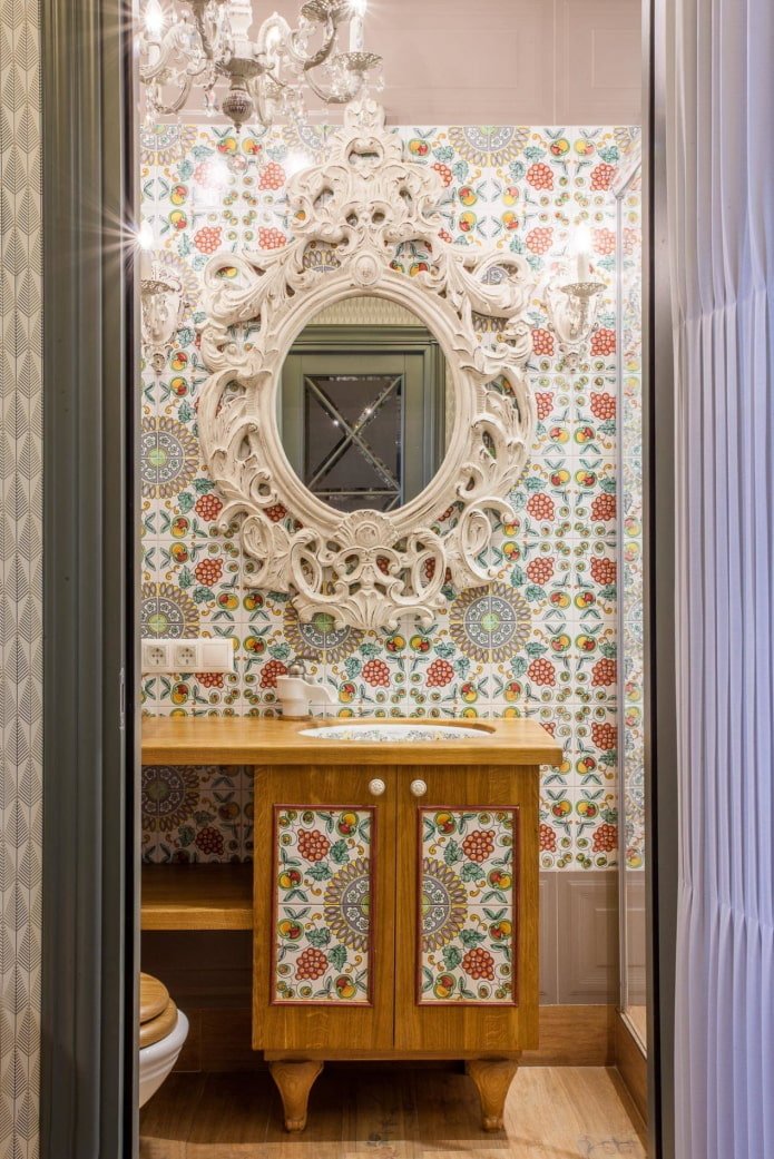 Specchio con cornice intagliata