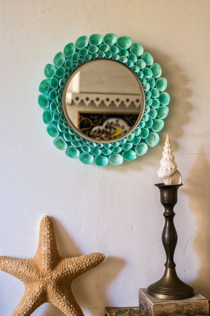 specchio decorato con conchiglie