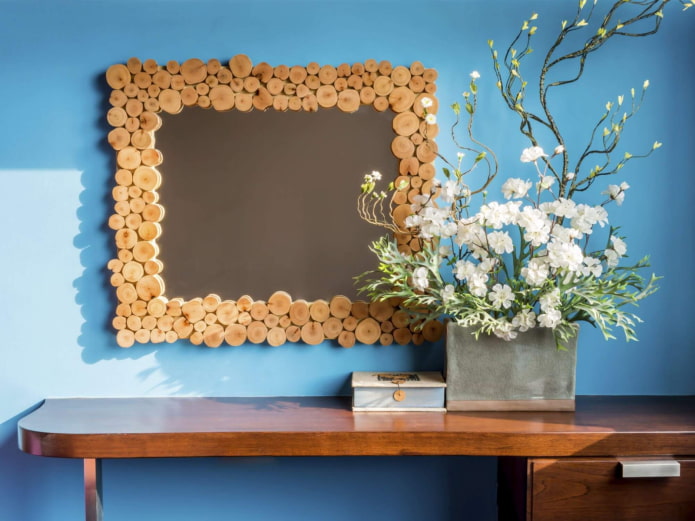 specchio decorato con tagli di legno