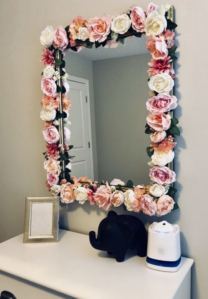 specchio decorato con fiori all'interno