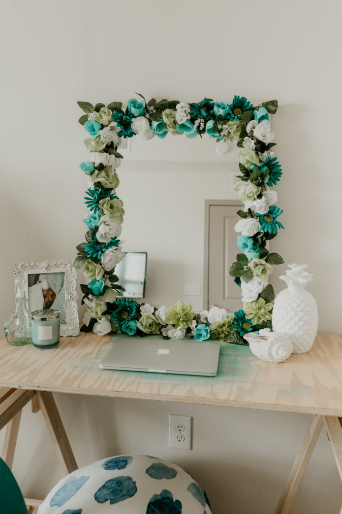 specchio decorato con fiori all'interno