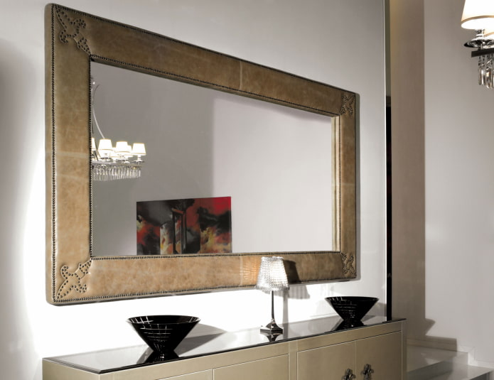 specchio con cornice in pelle all'interno