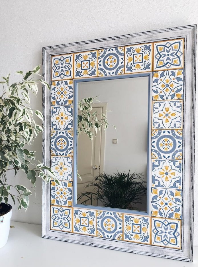 specchio decorato con piastrelle