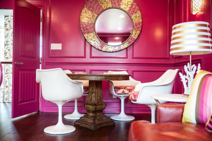 specchio decorato con strass all'interno