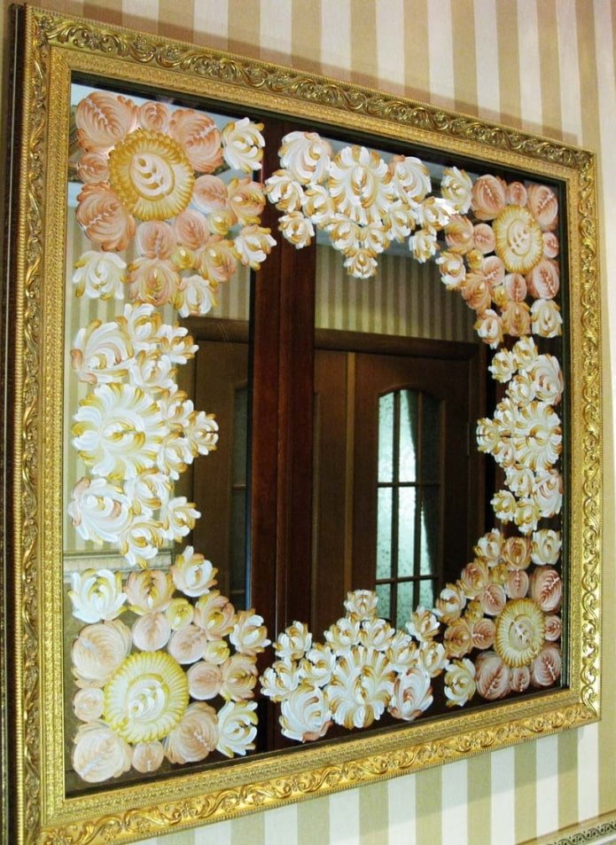 specchio decorato con pittura