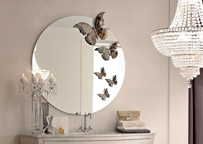 specchio decorato con adesivi