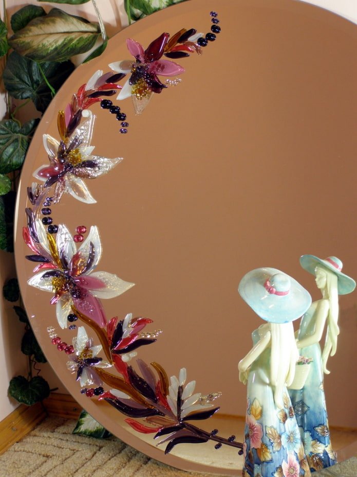 specchio decorato con pittura