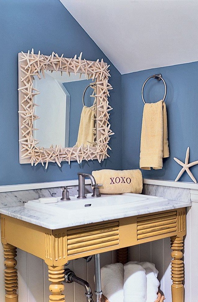 decorazione con specchio nel bagno
