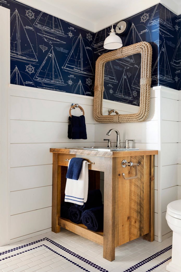 decorazione con specchio nel bagno